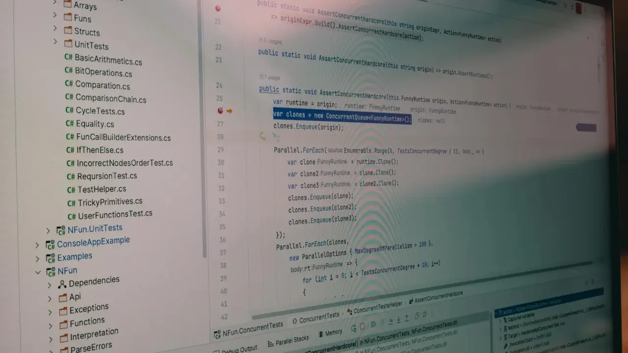 Kod C# z przykładami wyrażeń regularnych, pokazujący tworzenie i klonowanie obiektów w kontekście testów współbieżności.