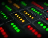Wskaźniki LED na panelu sterowania, zielone, żółte i czerwone, przypominają sukcesy testów w **pytest**.