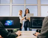 Zespół analizuje wykresy na monitorach, sprawdzając kompatybilność systemów.