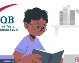 Chłopiec w okularach czyta książkę, przygotowując się do egzaminu ISTQB Certified Tester Foundation Level.