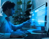 Programista analizuje kod na monitorze, szukając **defekt co to** jest. Widać fragmenty HTML i C++.