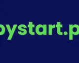 Zielony napis "pystart.pl" na granatowym tle. To miejsce, gdzie zaczynasz swoją przygodę z Pythonem.