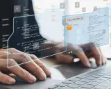 Tworzenie dokumentacji testowej kodu, analizując fragmenty kodu na ekranie.