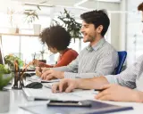 Zespół pracuje nad projektem, gdzie każdy tester oprogramowania skupia się na swoim zadaniu.