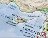 Mapa pokazuje Cypr, Nicosię, Limassol i Larnakę. Widać też fragmenty Turcji, Syrii i Libanu.