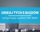 Unikaj 5 błędów przy utrzymaniu systemu norma ISO 9000. Kosz na śmieci z pogniecionymi kartkami.