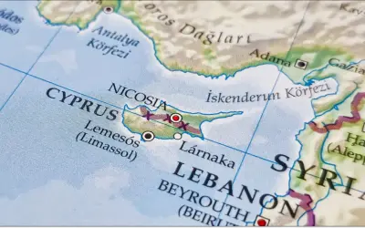 Mapa pokazuje Cypr, Nicosię, Limassol i Larnakę. Widać też fragmenty Turcji, Syrii i Libanu.