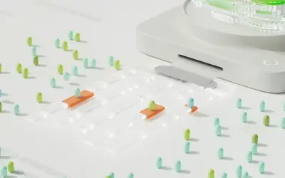 Junior QA engineer testuje grę planszową z kolorowymi pionkami i przezroczystymi elementami.