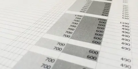 Tabela z danymi, przypominająca macierz traceability, z liczbami 700, 600, 490 i 1500.