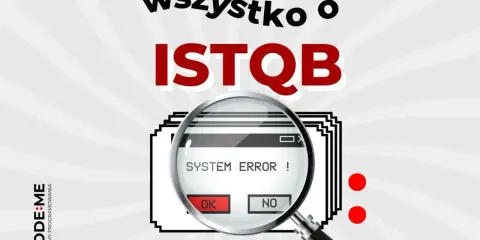 Wszystko o ISTQB. Lupa powiększa komunikat "SYSTEM ERROR!", sugerując problemy w testowaniu.
