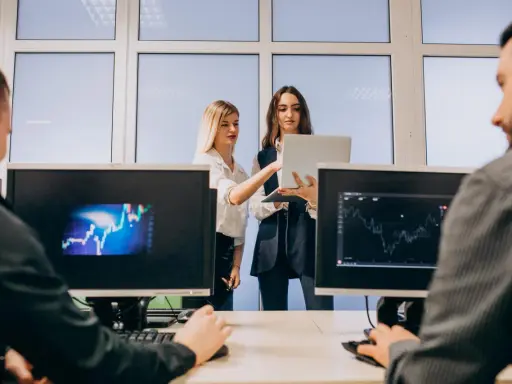 Zespół analizuje wykresy na monitorach, sprawdzając kompatybilność systemów.
