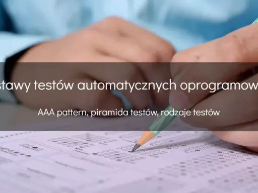 Ręka z ołówkiem wypełnia test, ilustrując podstawy testów automatycznych oprogramowania, w tym AAA pattern i piramidę testów.