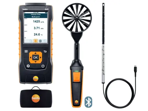 Zestaw testo 440 z anemometrem łopatkowym i sondą, gotowy do testów przepływu powietrza.