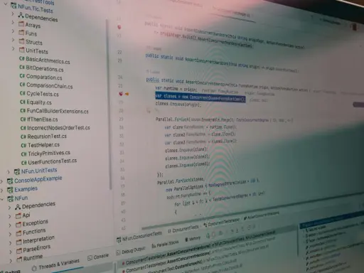 Kod C# pokazuje tworzenie wielu klonów obiektu, co jest przykładem testu scenariusza. Różnica między test case a test scenario jest kluczowa w testowaniu.