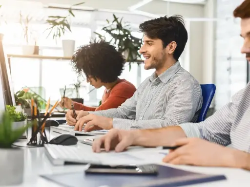 Zespół pracuje nad projektem, gdzie każdy tester oprogramowania skupia się na swoim zadaniu.