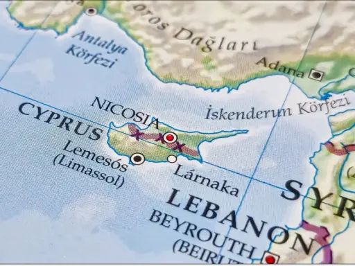 Mapa pokazuje Cypr, Nicosię, Limassol i Larnakę. Widać też fragmenty Turcji, Syrii i Libanu.
