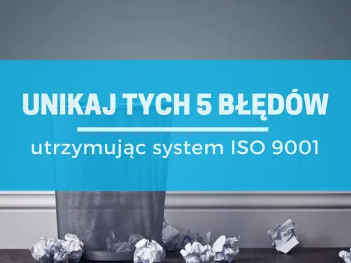 Unikaj 5 błędów przy utrzymaniu systemu norma ISO 9000. Kosz na śmieci z pogniecionymi kartkami.