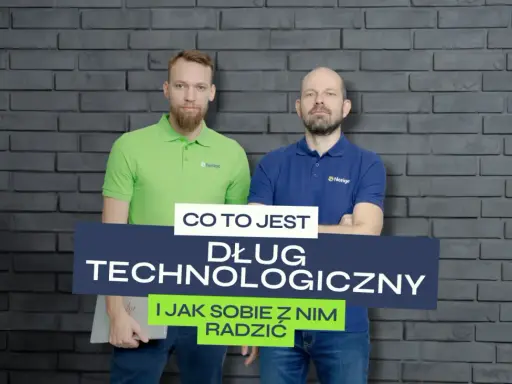 Dwóch mężczyzn na tle ceglanej ściany. Jeden w zielonej koszulce, drugi w niebieskiej. Na środku napis: "Co to jest Dług technologiczny i jak sobie z nim radzić".