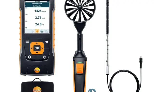 Zestaw testo 440 z anemometrem łopatkowym i sondą, gotowy do testów przepływu powietrza.