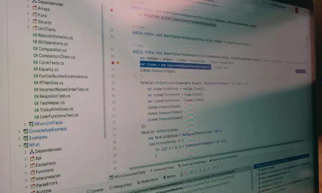 Kod C# pokazuje tworzenie wielu klonów obiektu, co jest przykładem testu scenariusza. Różnica między test case a test scenario jest kluczowa w testowaniu.