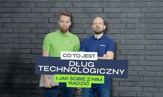 Dwóch mężczyzn na tle ceglanej ściany. Jeden w zielonej koszulce, drugi w niebieskiej. Na środku napis: "Co to jest Dług technologiczny i jak sobie z nim radzić".