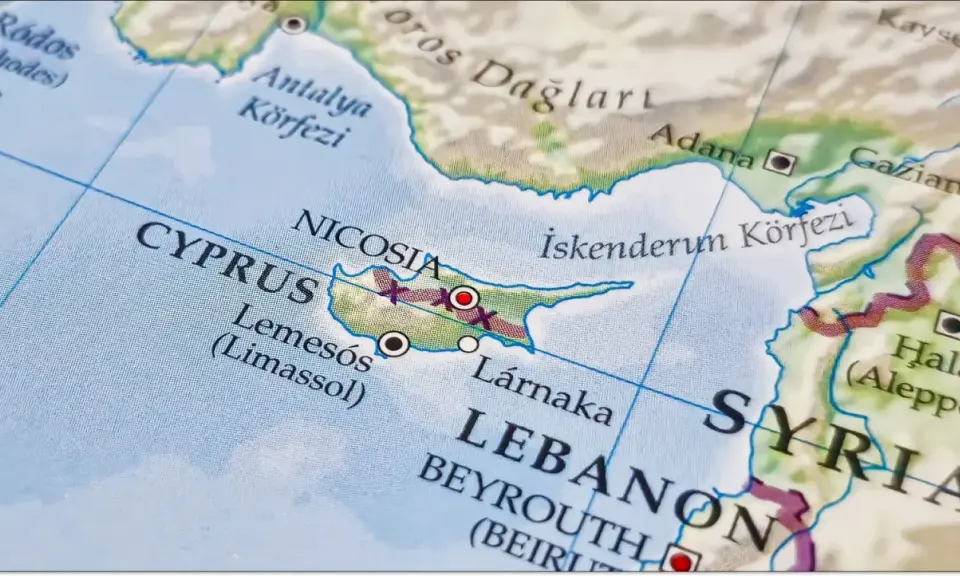 Mapa pokazuje Cypr, Nicosię, Limassol i Larnakę. Widać też fragmenty Turcji, Syrii i Libanu.