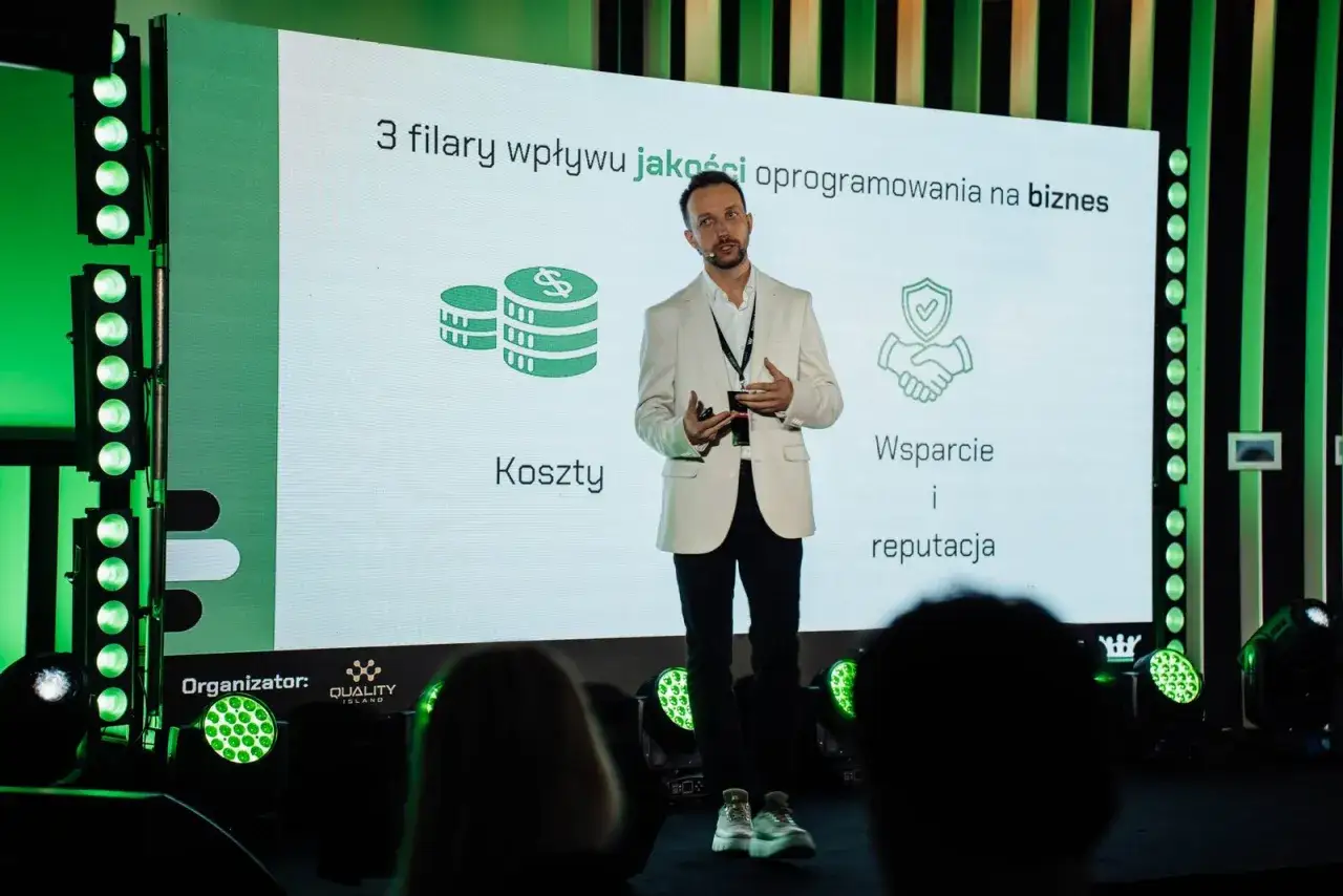 Prezentacja o 3 filarach wpływu jakości oprogramowania na biznes: koszty, wsparcie i reputacja. Przykłady pytań audytowych.