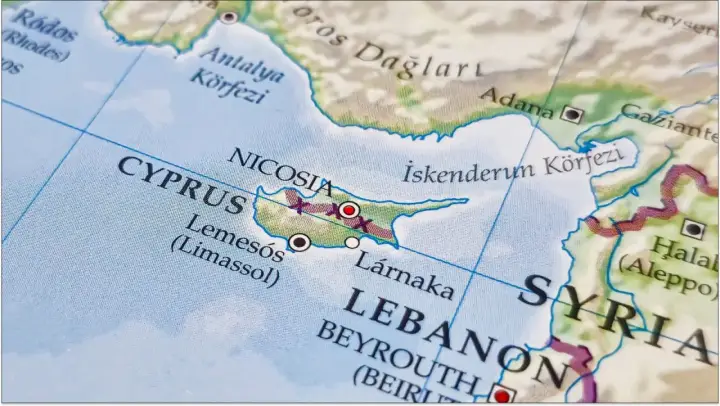 Mapa pokazuje Cypr, Nicosię, Limassol i Larnakę. Widać też fragmenty Turcji, Syrii i Libanu.