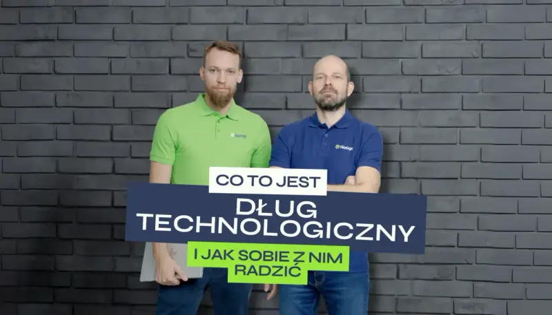 Dwóch mężczyzn na tle ceglanej ściany. Jeden w zielonej koszulce, drugi w niebieskiej. Na środku napis: "Co to jest Dług technologiczny i jak sobie z nim radzić".